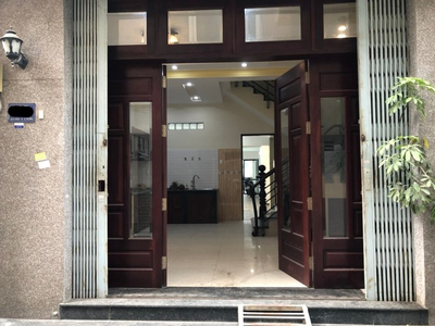 Nhà phố Quận Tân Bình Nhà có 2 mặt tiền, mặt tiền đường Bạch Đằng và mặt tiền sau là hẻm rất sầm uất.