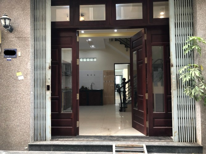 Nhà phố Quận Tân Bình Nhà có 2 mặt tiền, mặt tiền đường Bạch Đằng và mặt tiền sau là hẻm rất sầm uất.