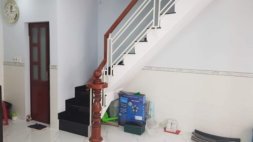 Nhà phố Quận Bình Tân Nhà phố thiết kế 1 trệt, 1 lửng và 1 lầu, cửa hướng Tây đón nắng sớm.