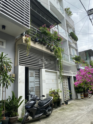 Nhà phố Quận Tân Phú Nhà phố thiết kế 1 trệt, 1 lầu có cửa hướng Nam, khu vực đầy đủ tiện ích.