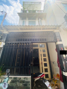 Nhà phố Quận Tân Phú Nhà thiết kế 1 trệt, 2 lầu đúc kiên cố, có sổ hồng riêng bàn giao ngay.