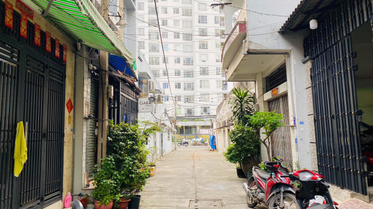 Nhà phố Bình Long, Tân Phú Nhà phố hẻm xe hơi 5m rộng rãi, cách đường chính chỉ 15m.