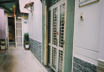 Nhà phố Quận Phú Nhuận  Nhà phố có 3 tầng đúc kiên cố, có sổ hồng pháp lý minh bạch rõ ràng.