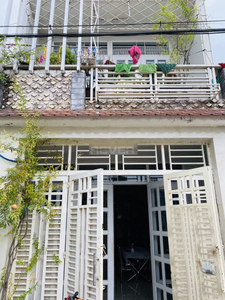 Nhà phố Quận Bình Tân Nhà phố có thiết kế 1 trệt, 1 lầu cửa hướng Bắc mát mẻ, khu dân cư sầm uất.