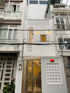 Nhà phố Quận Tân Phú Nhà phố thiết kế 1 trệt, 2 lầu và sân thượng, cửa hướng Đông Bắc.
