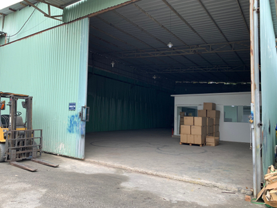 Nhà xưởng kho bãi diện tích 300m2, đường xe Container ra vào thoải mái.