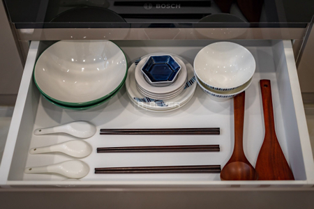  Căn hộ Vinhomes Golden River hướng ban công tây nam đầy đủ nội thất diện tích 59m²