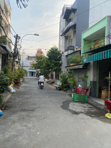 Nhà phố Quận 6 Nhà phố thiết kế 1 trệt, 2 lầu và sân thượng, cửa hướng Nam mát mẻ.