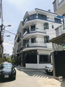 Nhà phố Huyện Nhà Bè Nhà phố có cửa hướng Đông Bắc, thiết kế 1 trệt, 3 lầu và sân thượng.