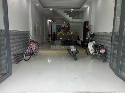  Nhà phố có cửa hướng Đông Bắc mát mẻ, khu dân cư đông đúc.