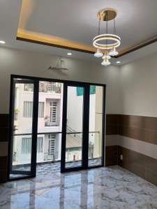 Nhà phố Quận 6 Nhà phố thiết kế 1 trệt, 2 lầu và sân thượng, cửa hướng Nam mát mẻ.