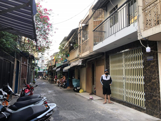 Nhà phố Quận 4 Nhà hẻm rộng 5.5m đường Nguyễn Tất Thành, cửa hướng Đông Nam.