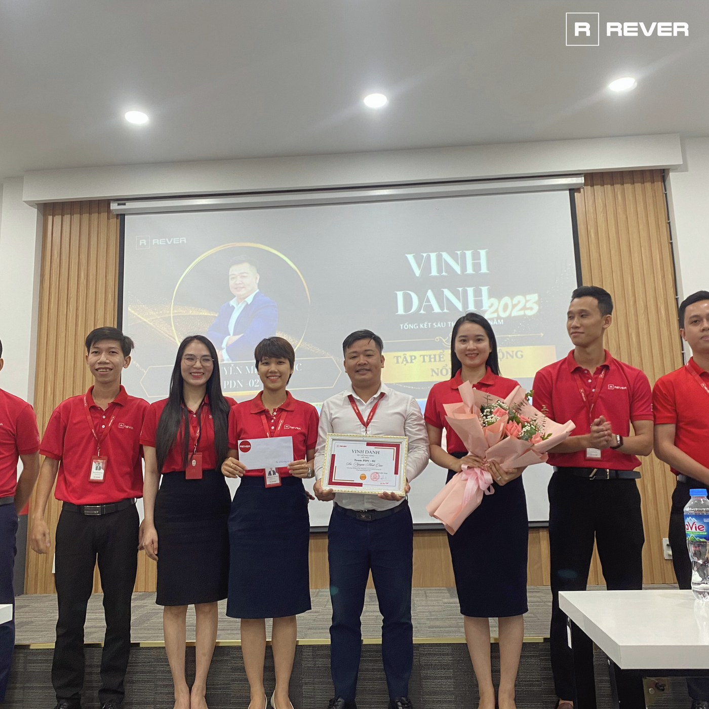 Nhiều cá nhân được khen thưởng và vinh danh trong sự kiện Tổng kết Kinh doanh Rever Đà Nẵng
