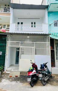 Nhà hẻm xe hơi rộng 6m đường Phạm Văn Chí, diện tích đất 21.5m2.