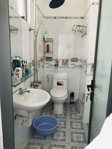 Nhà phố Huyện Nhà Bè Nhà phố có cửa hướng Đông Bắc, thiết kế 1 trệt, 3 lầu và sân thượng.