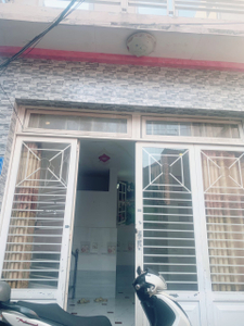 Nhà phố Quận Tân Phú Nhà phố đường Âu Cơ sầm uất, thiết kế 1 trệt, 1 lửng và 1 lầu chắc chắn.