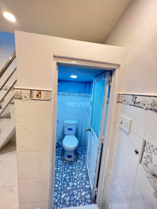 Nhà phố Quận 7 Nhà có cửa hướng Tây đón nắng sớm, diện tích 3.35m x 3.07m.