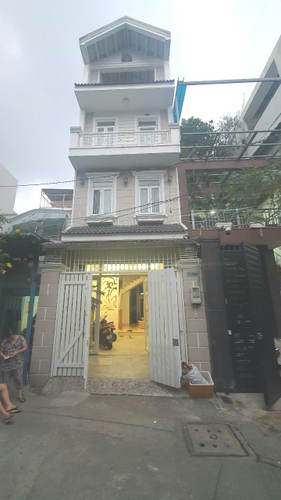 Mặt tiền nhà phố Quận Tân Bình Nhà phố thiết kế 1 trệt, 3 lầu cửa hướng Nam đón gió mát mẻ.