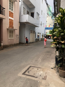 Nhà phố Quận Tân Bình Nhà có 2 mặt tiền, mặt tiền đường Bạch Đằng và mặt tiền sau là hẻm rất sầm uất.