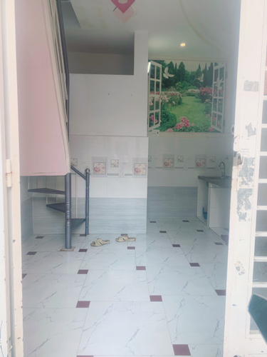 Nhà phố Quận Tân Phú Nhà phố đường Âu Cơ sầm uất, thiết kế 1 trệt, 1 lửng và 1 lầu chắc chắn.