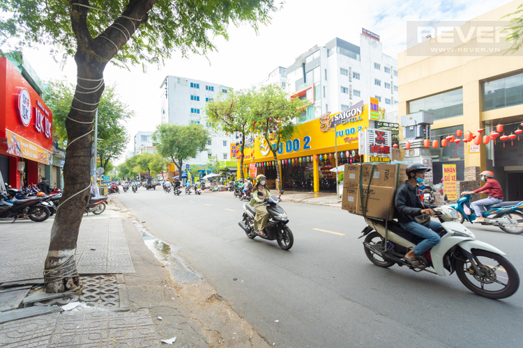 Nhà phố Quận 10 Nhà phố thiết kế 4 tầng kiên cố, mặt tiền đường Sư Vạn Hạnh sầm uất.