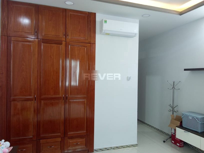 Nhà phố Quận 7 Nhà phố có cửa hướng Đông Bắc mát mẻ, khu dân cư đông đúc.