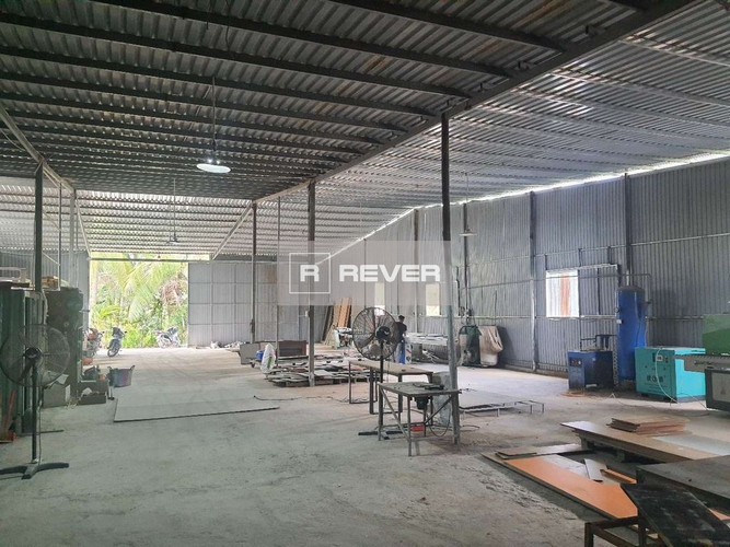  Nhà xưởng có đầy đủ văn phòng và điện 3 pha, diện tích đất 400m2 rộng thoáng.