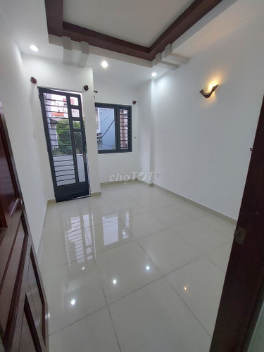 Nhà phố Quận Tân Bình Nhà có cửa hướng Đông bắc mát mẻ, diện tích 3m x 11.2m có sổ hồng.