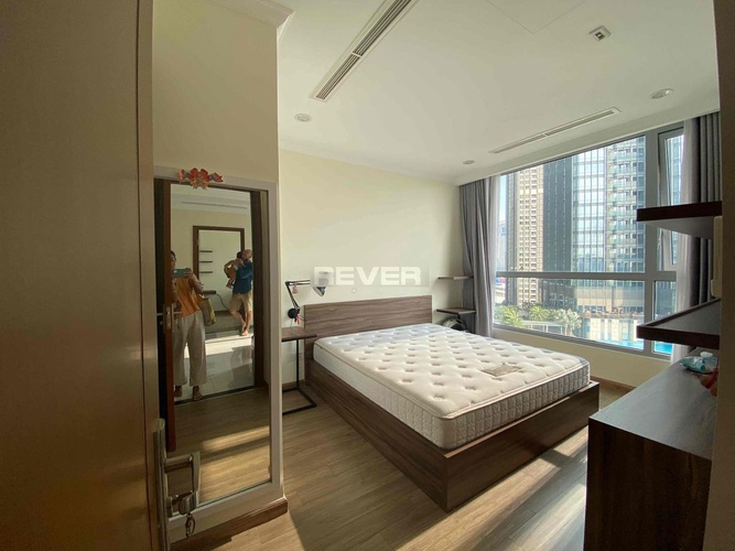 Căn hộ Vinhomes Central Park, Quận Bình Thạnh Căn hộ Vinhomes Central Park tầng 10 view thoáng mát, bàn giao đầy đủ nội thất.