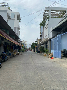 Nhà phố Quận Bình Tân Nhà mặt tiền ngay chợ Bình Long, diện tích 5m x 20m vuông vắn.