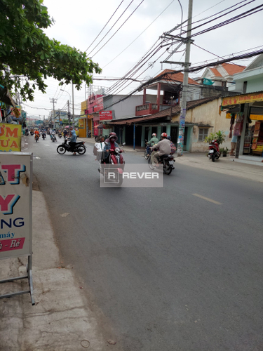  Nhà phố thiết kế 3 phòng ngủ, bàn giao nhà có nội thất cơ bản.