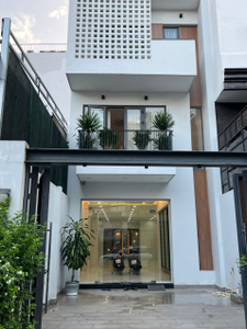 Mặt bằng kinh doanh Quận 2 Mặt bằng kinh doanh diện tích 100m2, sàn trống có 1 nhà vệ sinh.