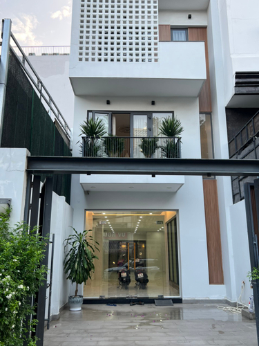 Mặt bằng kinh doanh Quận 2 Mặt bằng kinh doanh diện tích 100m2, sàn trống có 1 nhà vệ sinh.