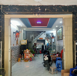 Nhà phố có cửa hướng Đông mát mẻ, thiết kế nhà 1 trệt, 1 lầu kiên cố.