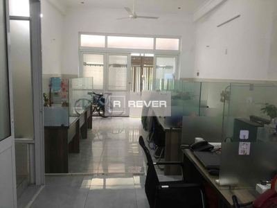  Mặt bằng kinh doanh diện tích 65m2, cửa chính hướng Tây Nam.