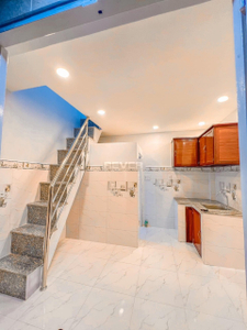 Nhà phố Quận 7 Nhà có cửa hướng Tây đón nắng sớm, diện tích 3.35m x 3.07m.