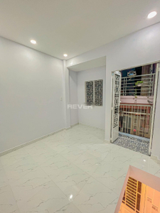 Nhà phố Quận 7 Nhà có cửa hướng Tây đón nắng sớm, diện tích 3.35m x 3.07m.