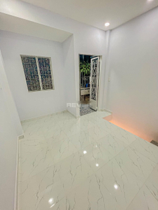 Nhà phố Quận 7 Nhà có cửa hướng Tây đón nắng sớm, diện tích 3.35m x 3.07m.