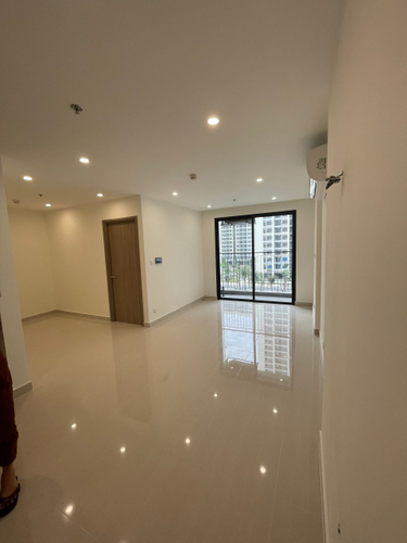 Căn hộ Vinhomes Grand Park tầng cao mát mẻ, nội thất cơ bản.