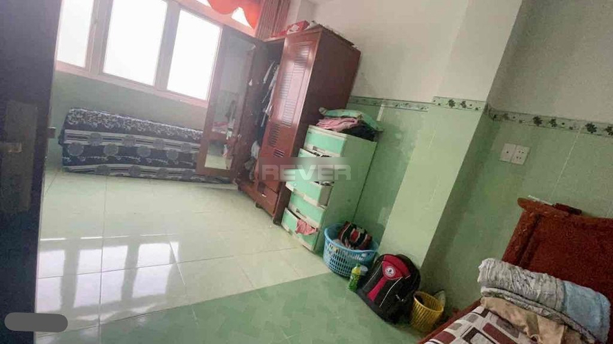 Nhà phố Quận Tân Phú Nhà thiết kế 1 trệt, 4 lầu kiên cố, có 5 phòng ngủ rộng thoáng.