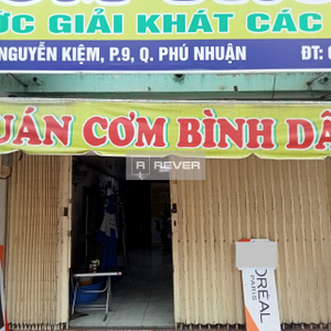 Mặt bằng kinh doanh diện tích 35m2 rộng thoáng, cửa hướng Đông mát mẻ.