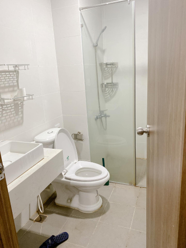 toilet căn hộ Goldora Plaza Căn hộ Goldora Plaza tầng cao thoáng mát, đầy đủ nội thất.