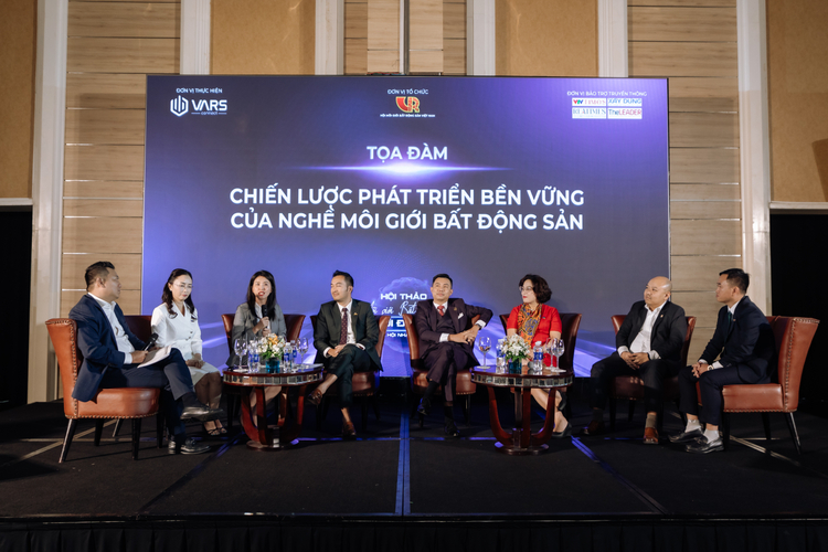 Bàn về xu hướng và thách thức chuyên nghiệp hóa nghề môi giới trong kỷ nguyên công nghệ