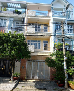 Nhà phố Quận Bình Tân Nhà phố thiết kế 3 tầng và sân thượng, diện tích 80m2.