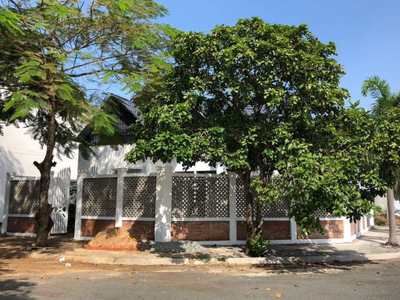 Nhà cấp 4 diện tích 221m2, khu vực đầy đủ tiện ích.