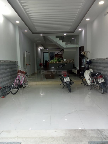 Nhà phố Quận 7 Nhà phố có cửa hướng Đông Bắc mát mẻ, khu dân cư đông đúc.