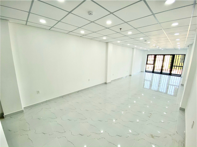 Văn phòng tầng 7 diện tích 50m2, có ban công view đẹp, thoáng mát.