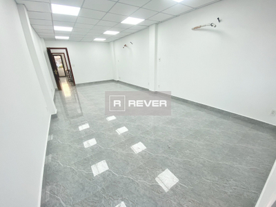  Văn phòng diện tích 320m2 rộng thoáng, cửa chính hướng Đông Nam.