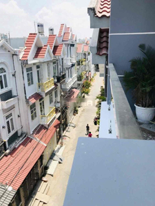 Nhà phố Huyện Nhà Bè Nhà phố có cửa hướng Đông Bắc, thiết kế 1 trệt, 3 lầu và sân thượng.