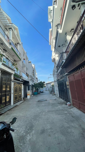 Đường trước nhà phố Huyện Nhà Bè Nhà phố thiết kế 1 trệt, 2 lầu diện tích 50m2 nở hậu rất đẹp.